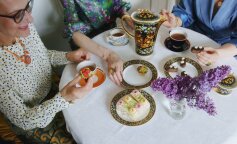 "Trzymałam porcelanowy serwis przez 22 lata, czekałam na wyjątkowy dzień. Wczoraj córka przekazała mi wspaniałą wiadomość i wypiliśmy herbatę": mama