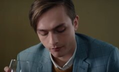 „Siedziałem i podali mi śniadanie. W menu były przypalone serniki i okropna kawa. Wszystkie plany na szczęśliwe małżeństwo muszą być przemyślane”