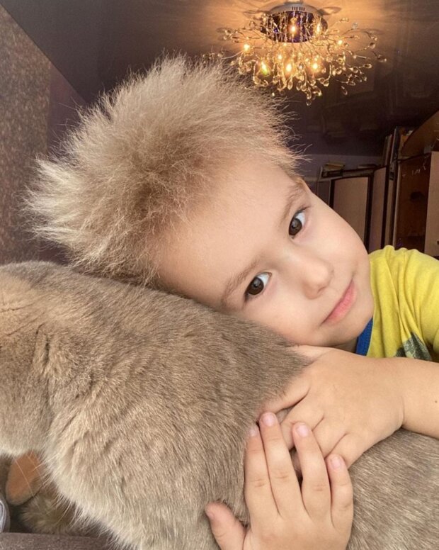 Dzieci o jasnym i nietypowym wyglądzie