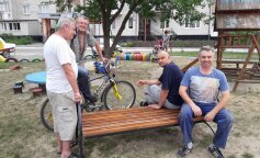 Mój mąż bawił się z przyjaciółmi na naszym podwórku, kiedy moja teściowa zadzwoniła do mnie i coś mi powiedziała