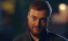 Mężczyzna spieszył się do wejścia i usłyszał krzyki dziecka: „Kiedy zobaczył dziewczynkę, rozpłakał się i zabrał ją do swojego domu”