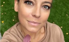 Anna Mucha w pończochach i na kaloryferze. Gwiazda jak zawsze zaskakuje swoim odważnym wyglądem
