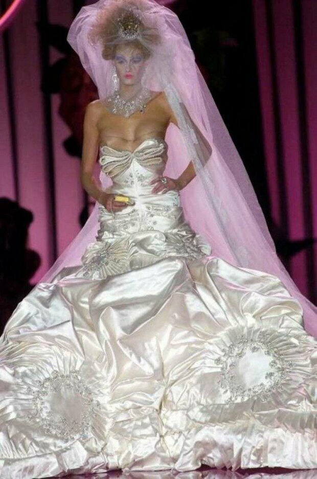 dziwaczne suknie ślubne