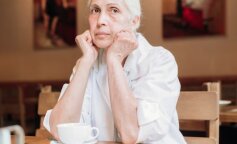 Przed budynkiem sądu stały trzy osoby: Anna, jej mąż i jego matka. Teściowa stała z podniesioną głową, właśnie odniosła długo oczekiwane zwycięstwo