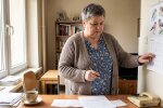 ścianie kuchni wisi