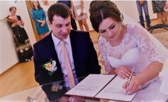 Para nowożeńców patrzyła na siebie wzruszająco, stojąc w urzędzie stanu cywilnego. Kilka łez spłynęło po policzkach panny młodej, ale nie ze szczęścia