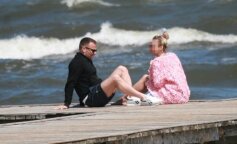 Niezapomniany wypad nad morze. Marcin Hakiel i Dominika wzbudzają sensację swoją odważną postawą i nowym, intrygującym tatuażem