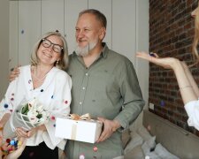 "Teść złożył pozew o rozwód i już przeprowadził się do mojej mamy. My z mężem zaakceptowaliśmy te zmiany, ale teściowa obwinia mnie": historia miłości