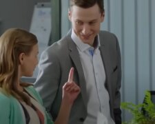"A nie potrzebujecie, czasem, córki": Spytała się Irenka i usadziła się na kolana Pawlowi