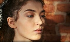 Dziewczyna opowiedziała swoją historię o tym, jak rodzice podarowali jej siostrze mieszkanie, bo uważali, że jest mniej szczęśliwa, ale to nieprawda