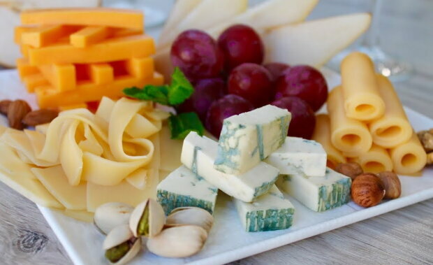 TOP-8 pomysłów na oryginalne serwowanie serów, wędlin i owoców
