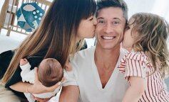 Lewandowscy na spacerze ze swoimi córkami. Postanowili ubrać się podobnie