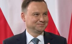 Andrzej Duda pokazał się z nietypową maseczką ochronną. Czy nie miał możliwości kupić normalną w aptece?