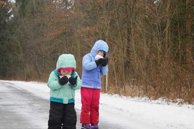 Dzieci jedzą śnieg: śmieszne zdjęcia