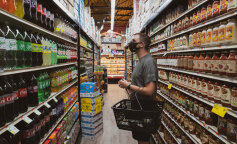 Facet regularnie dawał paczkę z zakupami potrzebującej babci na ulicy. Ale przez jeden przypadek zmieniło się wszystko