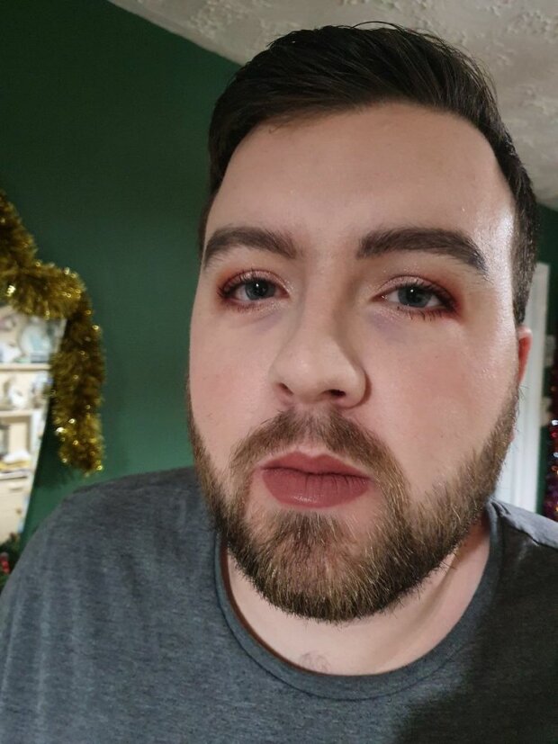 córki, które zrobili makijaż dla swoich tatusiów