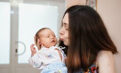 Kiedy Anna dotarła na korytarz, usłyszała, jak ktoś schodzi po schodach szybkimi krokami. Kilka sekund później usłyszała płacz dziecka