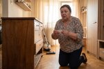 Przesuwałam komodę mamie,