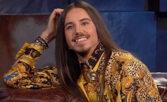 Michał Szpak w niezwykłej kreacji na ramówce w TVP. Zwrócono uwagę na jeden szczegół