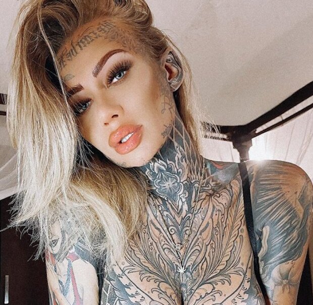 dziewczyna z tatuażami