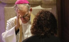 kobieta przyszła do księdza do spowiedzi, screen YT