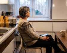 Córka zainstalowała mężowi aplikację do śledzenia telefonu, bo bał się, że mu go znów ukradną. Nikt nie pomyślał, żeby ją wyłączyć. Pewnego wieczoru córka zadzwoniła do mnie i powiedziała cicho: „Mamo, tata nie jest u wujka Janka. Jego telefon jest na
