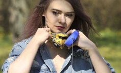 Julia Wróblewska na spacerze z nietypowym zwierzakiem