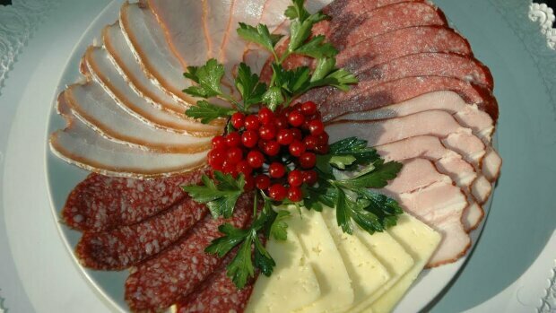 TOP-8 pomysłów na oryginalne serwowanie serów, wędlin i owoców