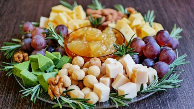 TOP-8 pomysłów na oryginalne serwowanie serów, wędlin i owoców