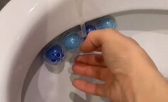 Większość z nas robi to źle! Filmik o poprawnym nakładaniu zawieszki do WC podbija sieć