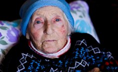 Anna próbowała podnieść się na krześle, by wyjąć z szafy pudełko z dokumentami, ale upadła. Wyczerpana, potrzebowała snu i jedzenia