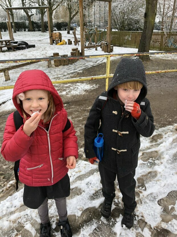 Dzieci jedzą śnieg: śmieszne zdjęcia