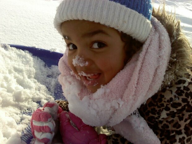 Dzieci jedzą śnieg: śmieszne zdjęcia