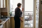 Zobaczyłam wózek z Hanią na balkonie - w styczniu! - i prawie wezwałam pogotowie. Synowa spokojnie: „drzemki na mrozie, tak się śpi w Skandynawii". Zadzwoniłam do pediatry na skargę. Pediatra stanął po jej stronie: bezpieczne, zdrowe, norma. Przyznałam