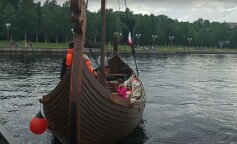 Przewoźnik przewoził podróżnika na bardzo pięknej łodzi. Chłopak wcześniej nie widział tak pięknej łodzi i zauważył napisy na wiosłach: „Myśl i rób”