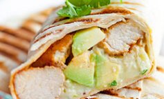 Smaczna tortilla z kurczakiem i awokado
