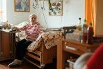 "Wylądowałam w szpitalu. Syn nie mógł przyjechać. Przysłał mi pieniądze. Jestem wdzięczna. Byłoby łatwie gdyby jeden dzień spędził ze mną": z życia