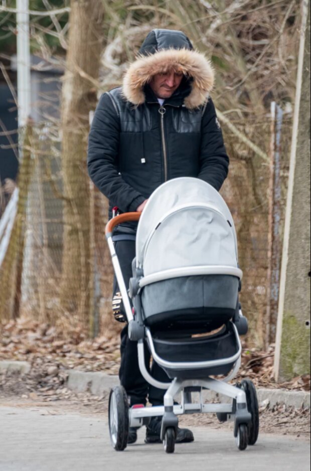 michał wiśniewski na spacerze z synem foto: fakt.pl