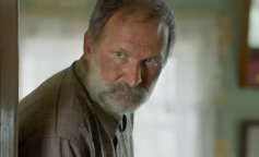 Historia z życia w polskiej wsi, gdzie owdowiałego i samotnego dziadka do życia przywrócili córka i młody wnuk