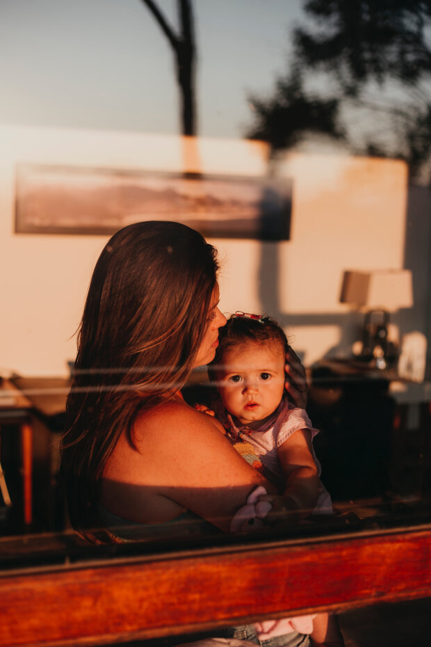 Dziewczyna adoptowała małą dziewczynkę