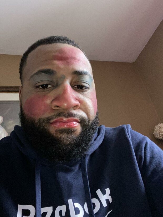 córki, które zrobili makijaż dla swoich tatusiów