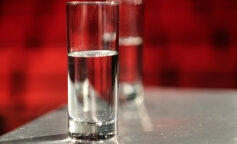 Po co stawiać szklankę słonej wody obok łóżka? Odpowiedź na pewno was zaskoczy