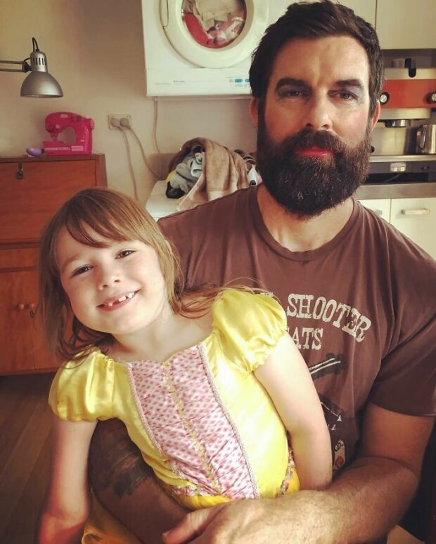 córki, które zrobili makijaż dla swoich tatusiów