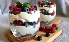 Smaczny deser z serkiem mascarpone i owocami leśnymi