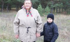 Babcia nie mogła powstrzymać łez. Na progu stała torba z ubraniami. Wnuk wspiął się w jej ramiona, owinął ręce wokół jej szyi i płakał