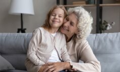 "Nie chcą zupy, nie chcą też ziemniaków. Tylko kiełbaski i jogurt, a ja nie mam pieniędzy". Teściowa, która została z wnukami na całe lato