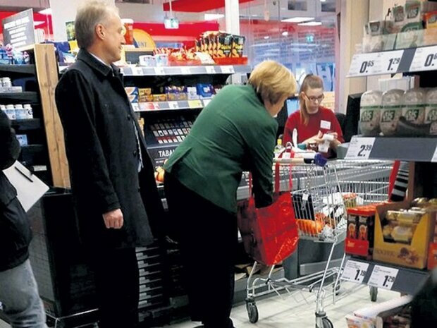 Angela Merkel przy kasie w supermarkecie
