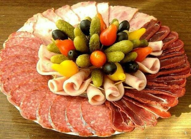 TOP-8 pomysłów na oryginalne serwowanie serów, wędlin i owoców