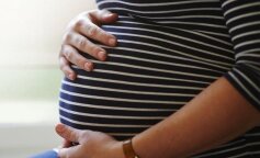 Kobieta urodziła troje dzieci w ciągu 10 miesięcy. Jak to jest możliwe