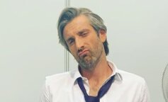 Maciej Dowbor prezentuje się w damskich pończochach. Co się z nim stało?